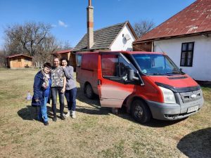 Gespendetes Fahrzeug für Evakuierung und Versorgung der Tiere in Kropiwnizkij