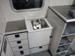 Waschbecken in der mobilen Tierklinik